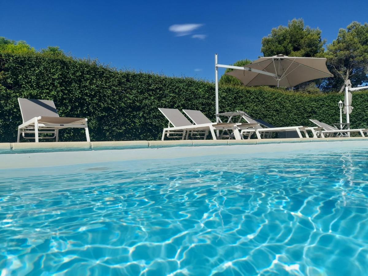 Domaine Des Ecureuils Bed & Breakfast Carpentras Exterior foto